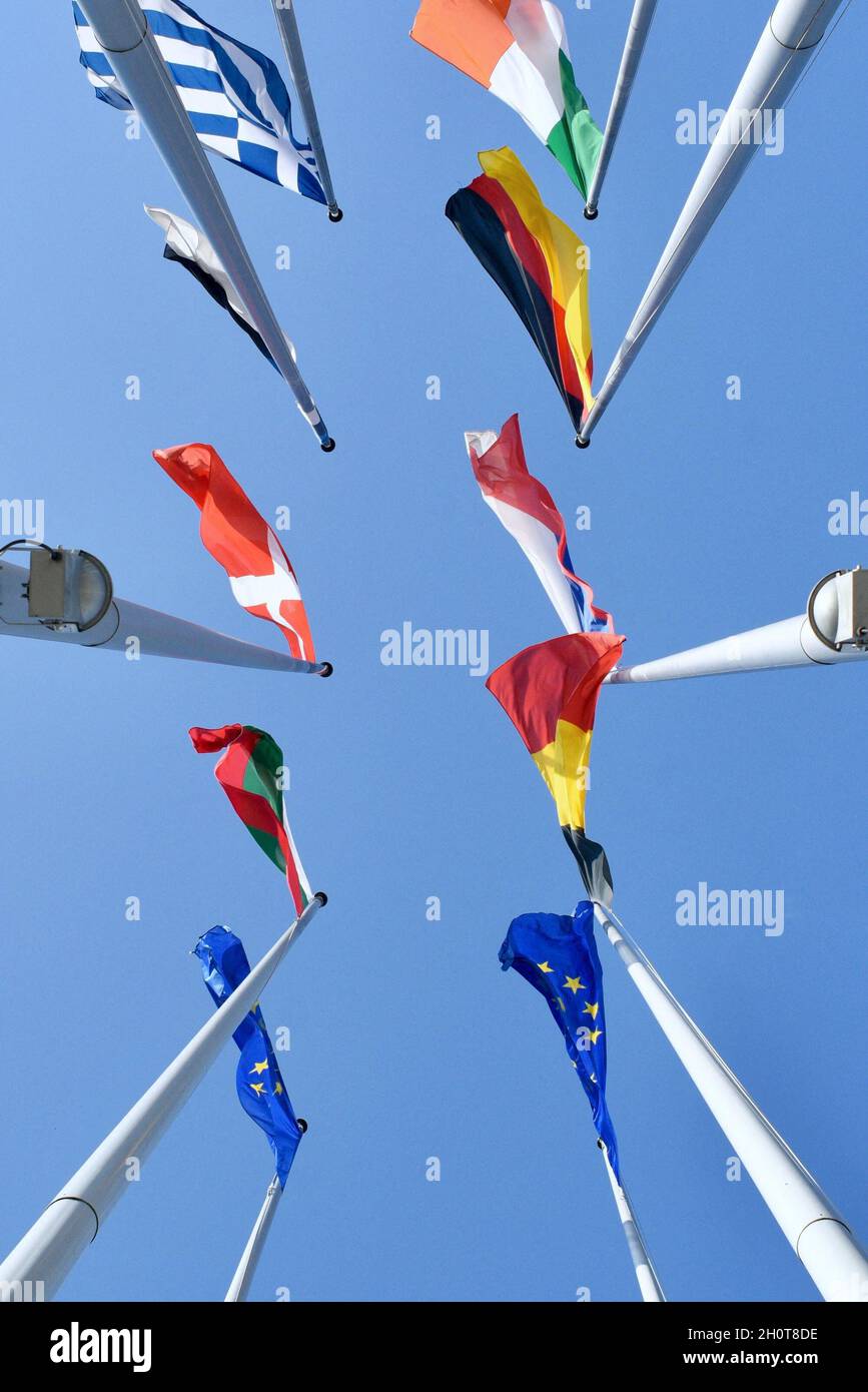 Parlement européen à Strasbourg pendant la session parlementaire de la semaine du 2021 octobre.Extérieurs, intérieurs, drapeaux, parvis, vieilles affiches de Simone Veil et Louise Weiss, communication sur l'histoire de cette institution européenne, de Robert Schumann, considéré comme l'une des institutions fondatrices de la construction européenne aux côtés de Jean Monnet, Konrad Adenauer, Johan Willem Beyen, Paul-Henri Spaak, Joseph Bech et Alcide de Gasperi.À différents endroits du Parlement européen, de nombreuses affiches illustrent l'avenir de l'Europe et des générations futures.le 9 octobre 2021, à Strasbourg, au Nord-est Banque D'Images