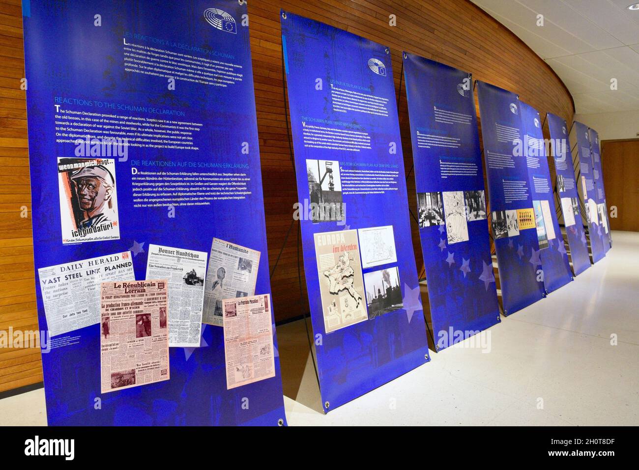 Parlement européen à Strasbourg pendant la session parlementaire de la semaine du 2021 octobre.Extérieurs, intérieurs, drapeaux, parvis, vieilles affiches de Simone Veil et Louise Weiss, communication sur l'histoire de cette institution européenne, de Robert Schumann, considéré comme l'une des institutions fondatrices de la construction européenne aux côtés de Jean Monnet, Konrad Adenauer, Johan Willem Beyen, Paul-Henri Spaak, Joseph Bech et Alcide de Gasperi.À différents endroits du Parlement européen, de nombreuses affiches illustrent l'avenir de l'Europe et des générations futures.le 9 octobre 2021, à Strasbourg, au Nord-est Banque D'Images