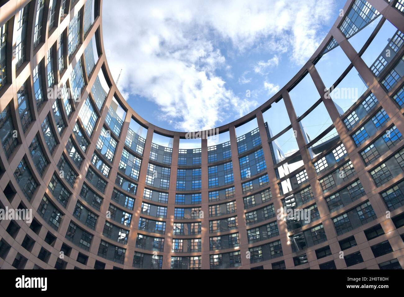 Parlement européen à Strasbourg pendant la session parlementaire de la semaine du 2021 octobre.Extérieurs, intérieurs, drapeaux, parvis, vieilles affiches de Simone Veil et Louise Weiss, communication sur l'histoire de cette institution européenne, de Robert Schumann, considéré comme l'une des institutions fondatrices de la construction européenne aux côtés de Jean Monnet, Konrad Adenauer, Johan Willem Beyen, Paul-Henri Spaak, Joseph Bech et Alcide de Gasperi.À différents endroits du Parlement européen, de nombreuses affiches illustrent l'avenir de l'Europe et des générations futures.le 9 octobre 2021, à Strasbourg, au Nord-est Banque D'Images