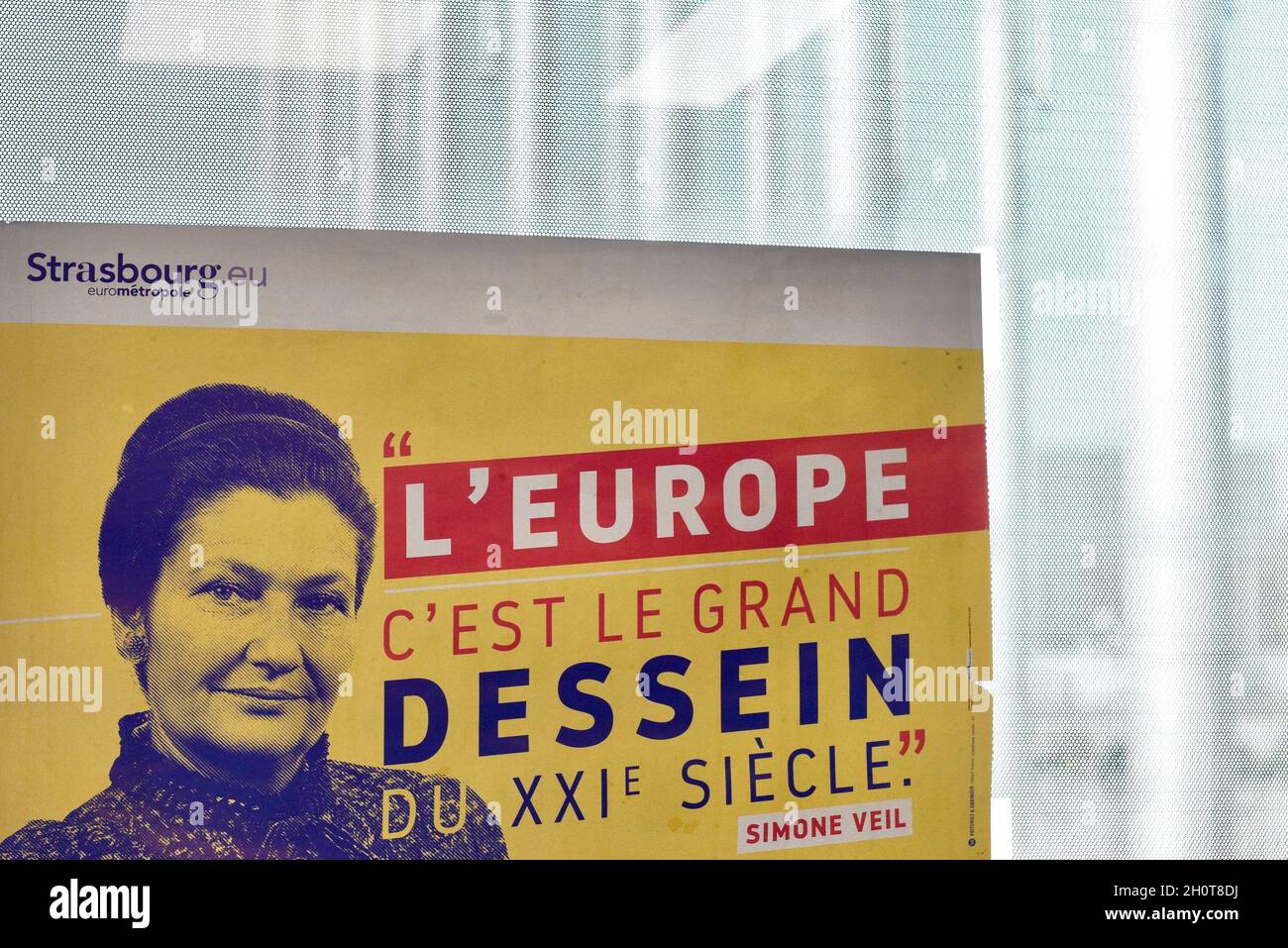 Parlement européen à Strasbourg pendant la session parlementaire de la semaine du 2021 octobre.Extérieurs, intérieurs, drapeaux, parvis, vieilles affiches de Simone Veil et Louise Weiss, communication sur l'histoire de cette institution européenne, de Robert Schumann, considéré comme l'une des institutions fondatrices de la construction européenne aux côtés de Jean Monnet, Konrad Adenauer, Johan Willem Beyen, Paul-Henri Spaak, Joseph Bech et Alcide de Gasperi.À différents endroits du Parlement européen, de nombreuses affiches illustrent l'avenir de l'Europe et des générations futures.le 9 octobre 2021, à Strasbourg, au Nord-est Banque D'Images