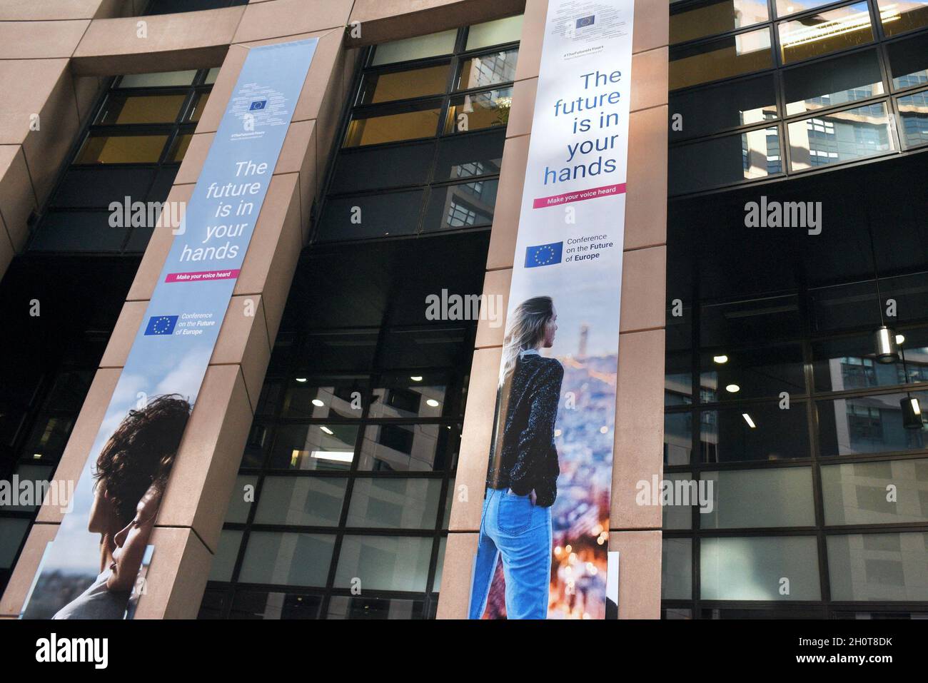 Parlement européen à Strasbourg pendant la session parlementaire de la semaine du 2021 octobre.Extérieurs, intérieurs, drapeaux, parvis, vieilles affiches de Simone Veil et Louise Weiss, communication sur l'histoire de cette institution européenne, de Robert Schumann, considéré comme l'une des institutions fondatrices de la construction européenne aux côtés de Jean Monnet, Konrad Adenauer, Johan Willem Beyen, Paul-Henri Spaak, Joseph Bech et Alcide de Gasperi.À différents endroits du Parlement européen, de nombreuses affiches illustrent l'avenir de l'Europe et des générations futures.le 9 octobre 2021, à Strasbourg, au Nord-est Banque D'Images