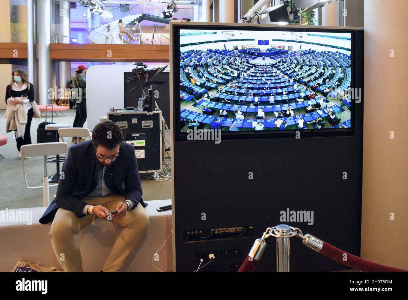 Parlement européen à Strasbourg pendant la session parlementaire de la semaine du 2021 octobre.Extérieurs, intérieurs, drapeaux, parvis, vieilles affiches de Simone Veil et Louise Weiss, communication sur l'histoire de cette institution européenne, de Robert Schumann, considéré comme l'une des institutions fondatrices de la construction européenne aux côtés de Jean Monnet, Konrad Adenauer, Johan Willem Beyen, Paul-Henri Spaak, Joseph Bech et Alcide de Gasperi.À différents endroits du Parlement européen, de nombreuses affiches illustrent l'avenir de l'Europe et des générations futures.le 9 octobre 2021, à Strasbourg, au Nord-est Banque D'Images