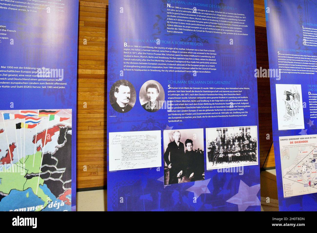 Parlement européen à Strasbourg pendant la session parlementaire de la semaine du 2021 octobre.Extérieurs, intérieurs, drapeaux, parvis, vieilles affiches de Simone Veil et Louise Weiss, communication sur l'histoire de cette institution européenne, de Robert Schumann, considéré comme l'une des institutions fondatrices de la construction européenne aux côtés de Jean Monnet, Konrad Adenauer, Johan Willem Beyen, Paul-Henri Spaak, Joseph Bech et Alcide de Gasperi.À différents endroits du Parlement européen, de nombreuses affiches illustrent l'avenir de l'Europe et des générations futures.le 9 octobre 2021, à Strasbourg, au Nord-est Banque D'Images