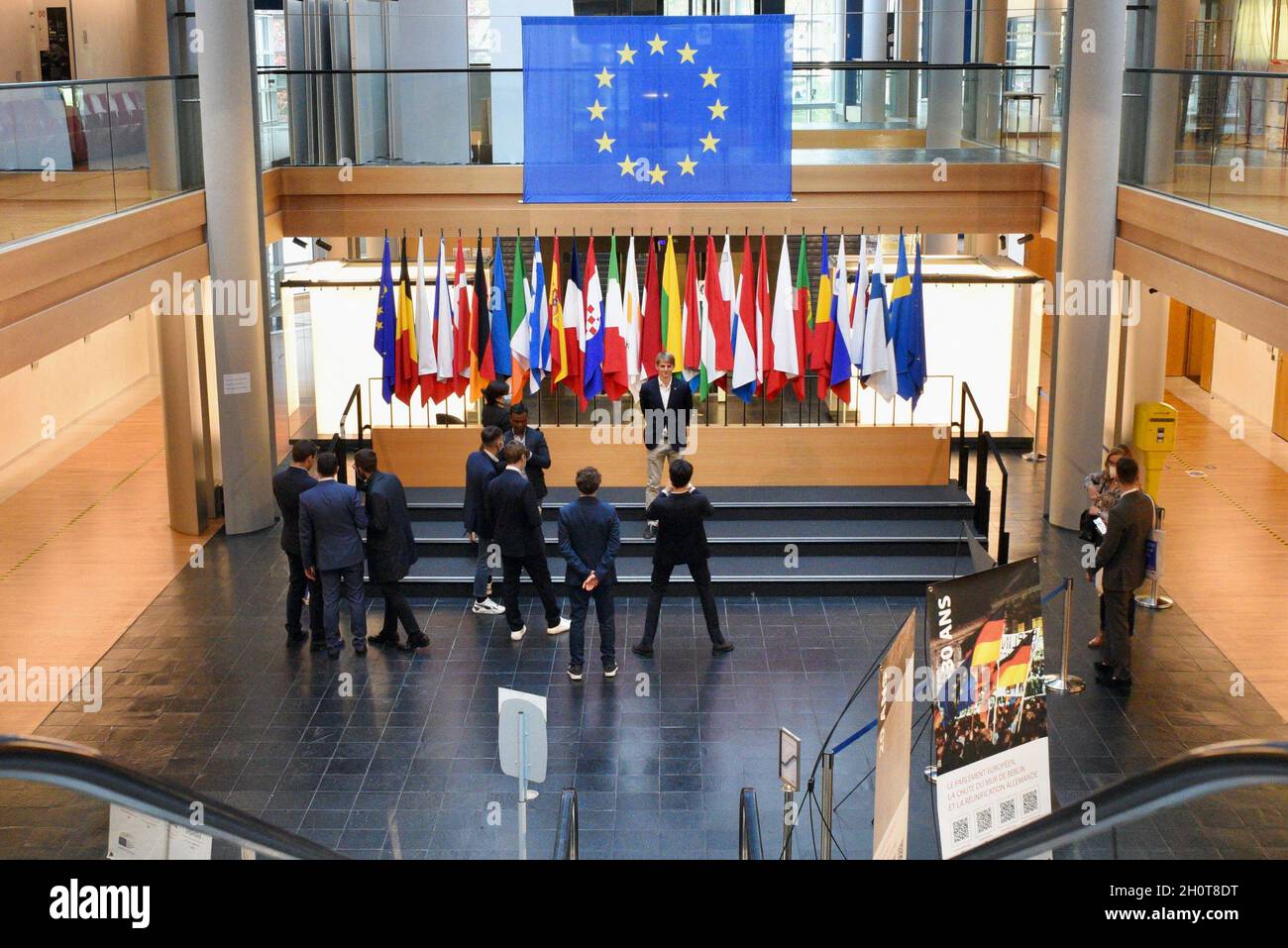 Parlement européen à Strasbourg pendant la session parlementaire de la semaine du 2021 octobre.Extérieurs, intérieurs, drapeaux, parvis, vieilles affiches de Simone Veil et Louise Weiss, communication sur l'histoire de cette institution européenne, de Robert Schumann, considéré comme l'une des institutions fondatrices de la construction européenne aux côtés de Jean Monnet, Konrad Adenauer, Johan Willem Beyen, Paul-Henri Spaak, Joseph Bech et Alcide de Gasperi.À différents endroits du Parlement européen, de nombreuses affiches illustrent l'avenir de l'Europe et des générations futures.le 9 octobre 2021, à Strasbourg, au Nord-est Banque D'Images