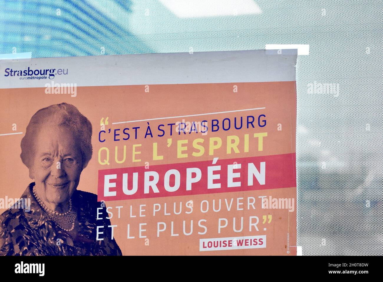Parlement européen à Strasbourg pendant la session parlementaire de la semaine du 2021 octobre.Extérieurs, intérieurs, drapeaux, parvis, vieilles affiches de Simone Veil et Louise Weiss, communication sur l'histoire de cette institution européenne, de Robert Schumann, considéré comme l'une des institutions fondatrices de la construction européenne aux côtés de Jean Monnet, Konrad Adenauer, Johan Willem Beyen, Paul-Henri Spaak, Joseph Bech et Alcide de Gasperi.À différents endroits du Parlement européen, de nombreuses affiches illustrent l'avenir de l'Europe et des générations futures.le 9 octobre 2021, à Strasbourg, au Nord-est Banque D'Images