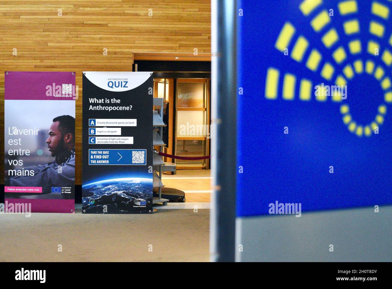 Parlement européen à Strasbourg pendant la session parlementaire de la semaine du 2021 octobre.Extérieurs, intérieurs, drapeaux, parvis, vieilles affiches de Simone Veil et Louise Weiss, communication sur l'histoire de cette institution européenne, de Robert Schumann, considéré comme l'une des institutions fondatrices de la construction européenne aux côtés de Jean Monnet, Konrad Adenauer, Johan Willem Beyen, Paul-Henri Spaak, Joseph Bech et Alcide de Gasperi.À différents endroits du Parlement européen, de nombreuses affiches illustrent l'avenir de l'Europe et des générations futures.le 9 octobre 2021, à Strasbourg, au Nord-est Banque D'Images