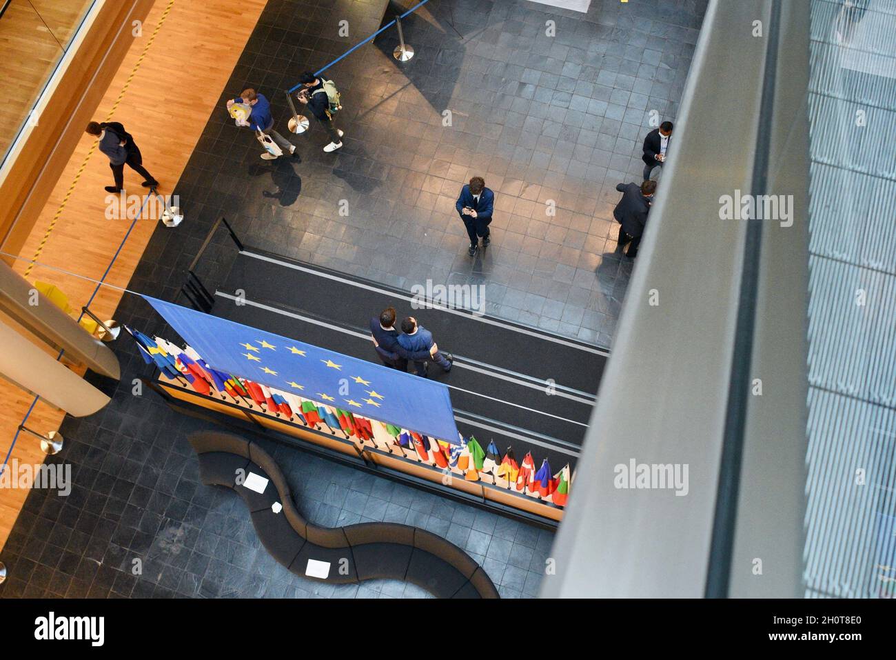Parlement européen à Strasbourg pendant la session parlementaire de la semaine du 2021 octobre.Extérieurs, intérieurs, drapeaux, parvis, vieilles affiches de Simone Veil et Louise Weiss, communication sur l'histoire de cette institution européenne, de Robert Schumann, considéré comme l'une des institutions fondatrices de la construction européenne aux côtés de Jean Monnet, Konrad Adenauer, Johan Willem Beyen, Paul-Henri Spaak, Joseph Bech et Alcide de Gasperi.À différents endroits du Parlement européen, de nombreuses affiches illustrent l'avenir de l'Europe et des générations futures.le 9 octobre 2021, à Strasbourg, au Nord-est Banque D'Images