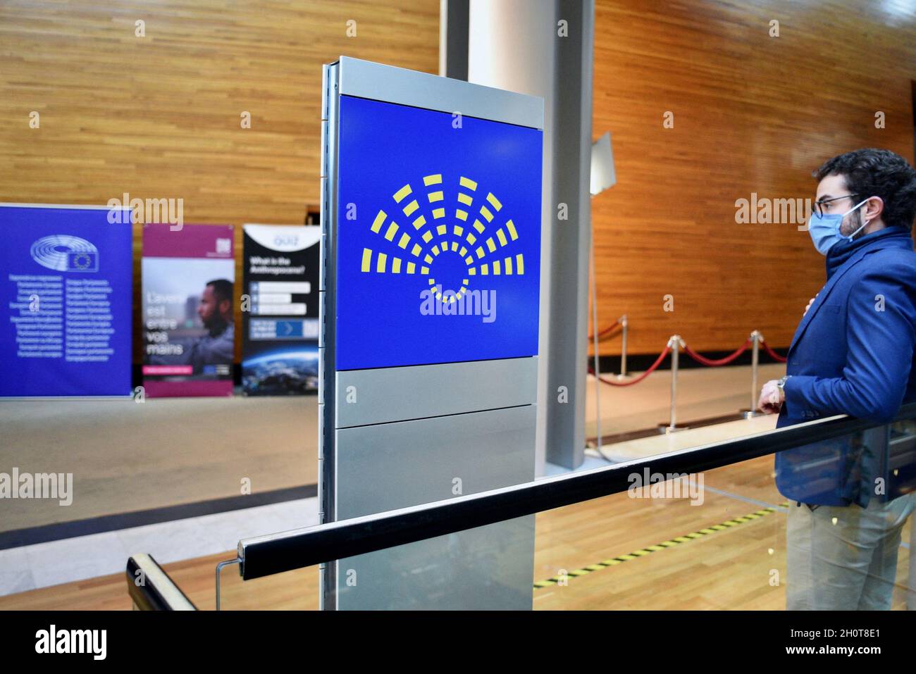 Parlement européen à Strasbourg pendant la session parlementaire de la semaine du 2021 octobre.Extérieurs, intérieurs, drapeaux, parvis, vieilles affiches de Simone Veil et Louise Weiss, communication sur l'histoire de cette institution européenne, de Robert Schumann, considéré comme l'une des institutions fondatrices de la construction européenne aux côtés de Jean Monnet, Konrad Adenauer, Johan Willem Beyen, Paul-Henri Spaak, Joseph Bech et Alcide de Gasperi.À différents endroits du Parlement européen, de nombreuses affiches illustrent l'avenir de l'Europe et des générations futures.le 9 octobre 2021, à Strasbourg, au Nord-est Banque D'Images