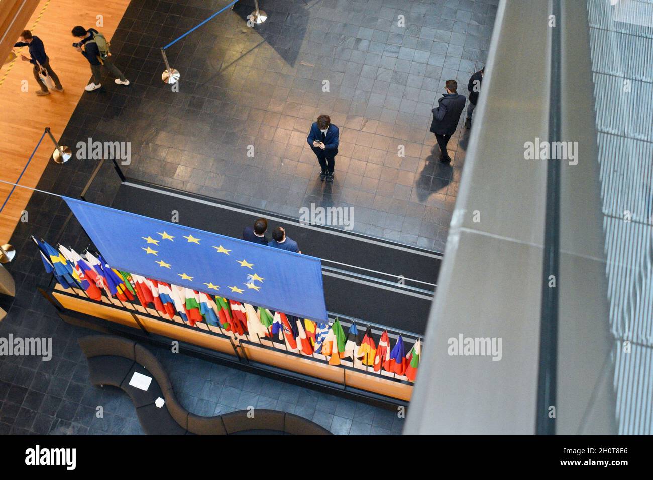 Parlement européen à Strasbourg pendant la session parlementaire de la semaine du 2021 octobre.Extérieurs, intérieurs, drapeaux, parvis, vieilles affiches de Simone Veil et Louise Weiss, communication sur l'histoire de cette institution européenne, de Robert Schumann, considéré comme l'une des institutions fondatrices de la construction européenne aux côtés de Jean Monnet, Konrad Adenauer, Johan Willem Beyen, Paul-Henri Spaak, Joseph Bech et Alcide de Gasperi.À différents endroits du Parlement européen, de nombreuses affiches illustrent l'avenir de l'Europe et des générations futures.le 9 octobre 2021, à Strasbourg, au Nord-est Banque D'Images