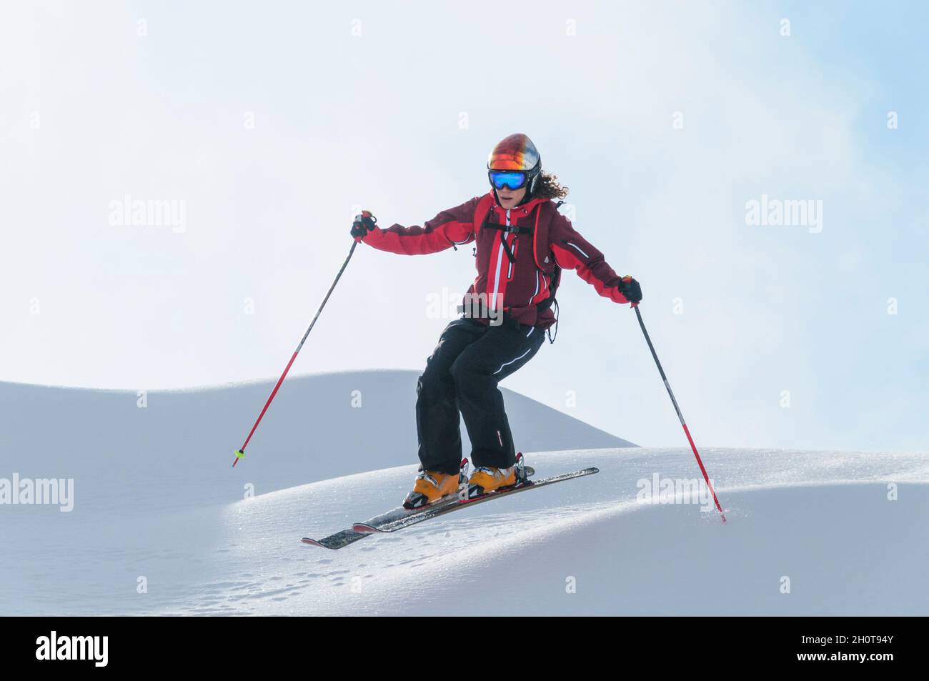Skieur féminin ski dans le paysage alpin près de Zermatt dans la région de Monte Rosa Banque D'Images