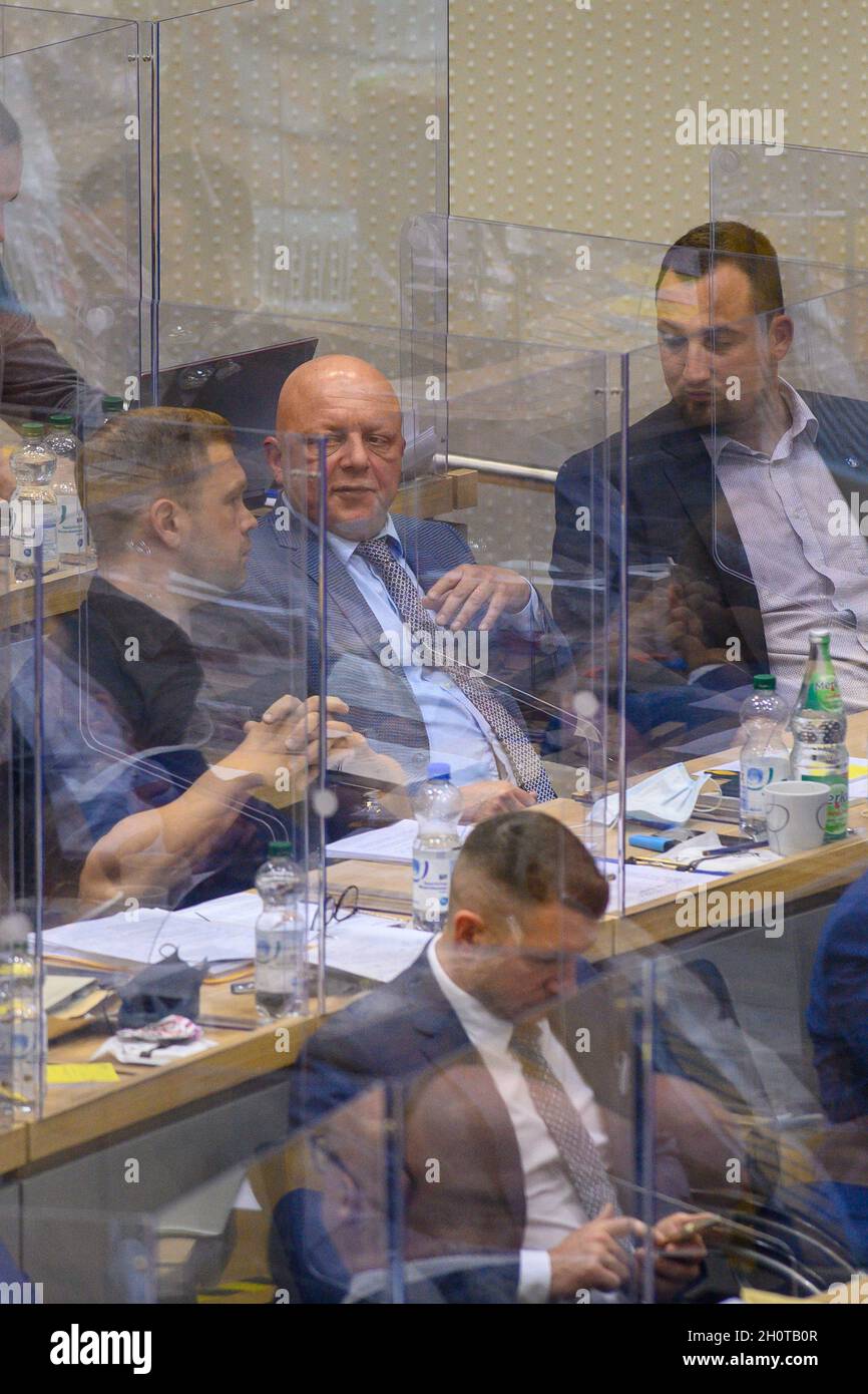 Magdebourg, Allemagne.14 octobre 2021.Hagen Kohl (2vr, AfD) siège dans la salle plénière du Parlement de l'État au milieu des députés de l'AfD.Au Parlement de l'État, il a été élu vice-président du Parlement de l'État.Au premier tour de scrutin, il a échoué, et l'AfD a demandé un deuxième tour de scrutin.Credit: Klaus-Dietmar Gabbert/dpa-Zentralbild/dpa/Alay Live News Banque D'Images