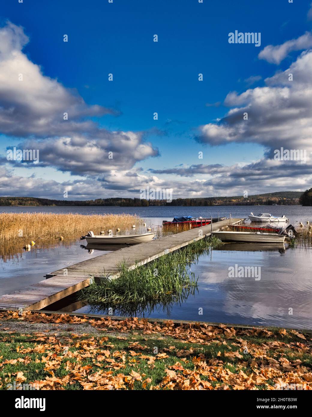 Journée d'automne paisible avec des bateaux toujours dans le lac Banque D'Images