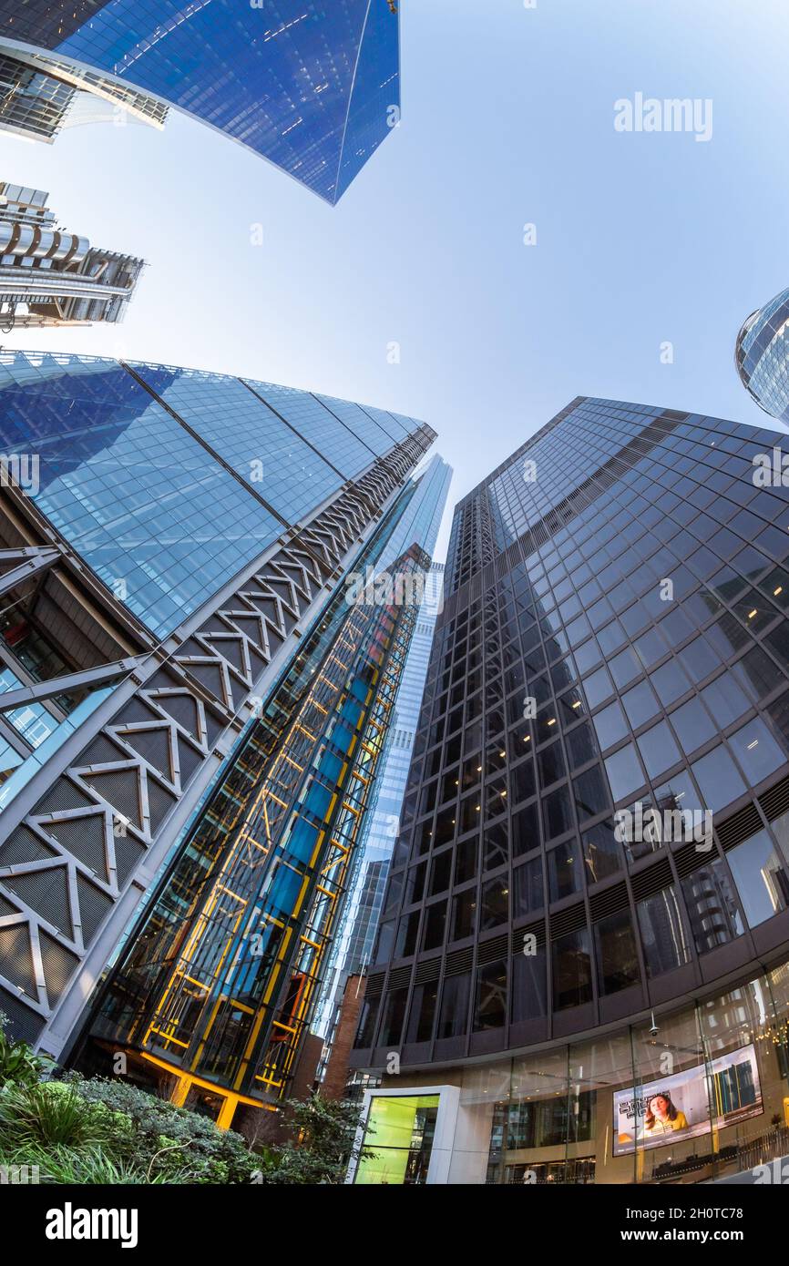 Photographie grand angle en regardant vers le haut l'espace architectural de la City de Londres Banque D'Images