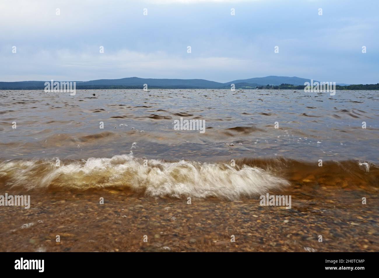 Niveau d'eau pluviale du lac Lipno dans les montagnes Sumava, République Tchèque Banque D'Images