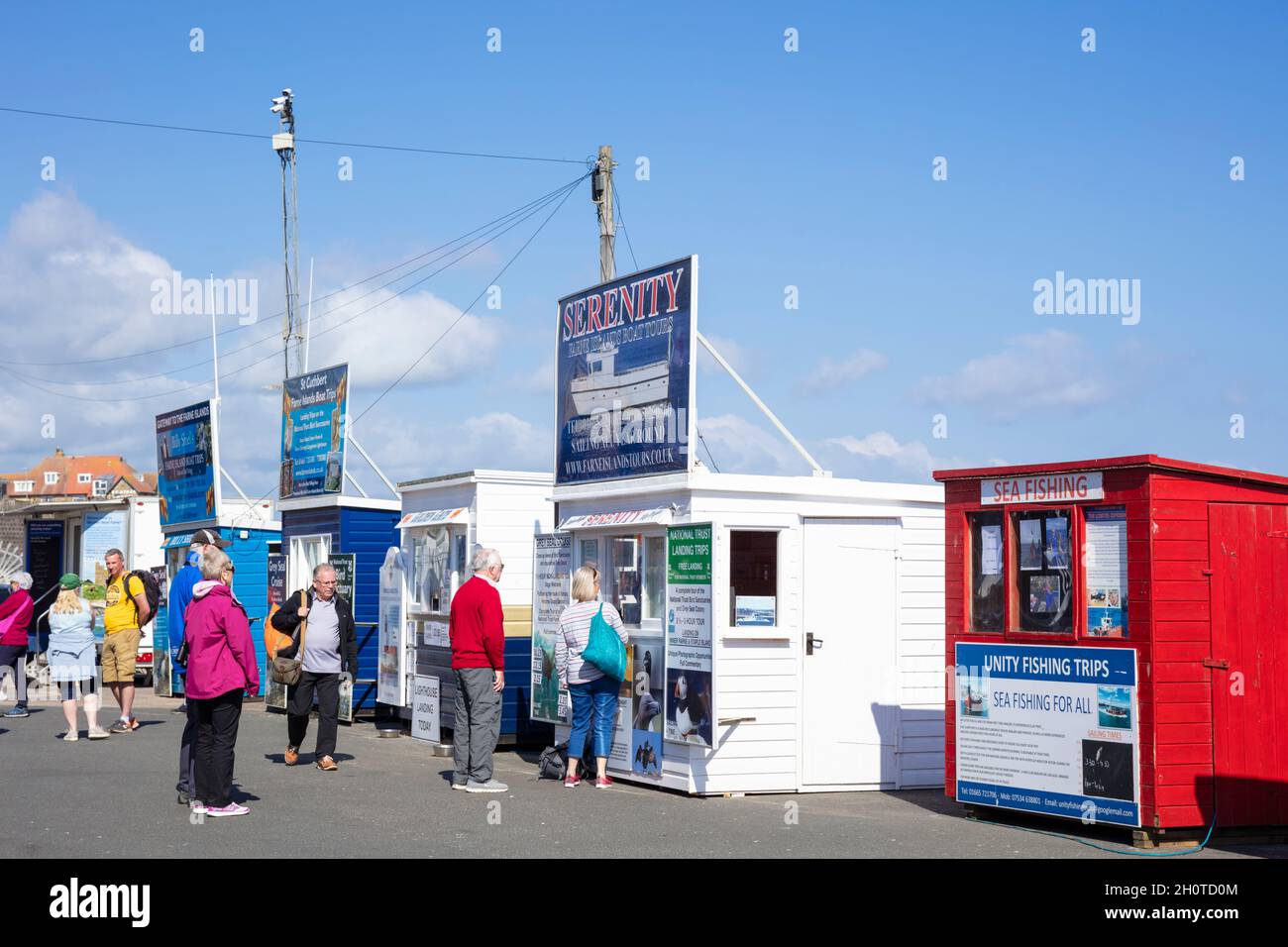 Kiosques vendant des billets pour les excursions des îles Farne excursions d'observation de la faune et des oiseaux Seahouses Harbour Northumberland Coast England Royaume-Uni Banque D'Images