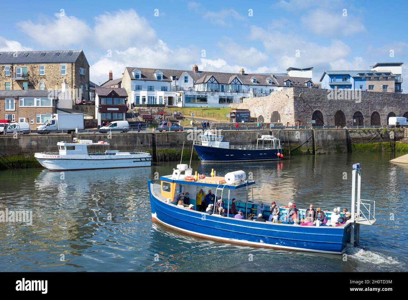 Bateaux de pêche et excursions touristiques à Farne Islands Seahouses Harbour North Sunderland Harbour Northumberland Coast Seahouses England GB UK Banque D'Images