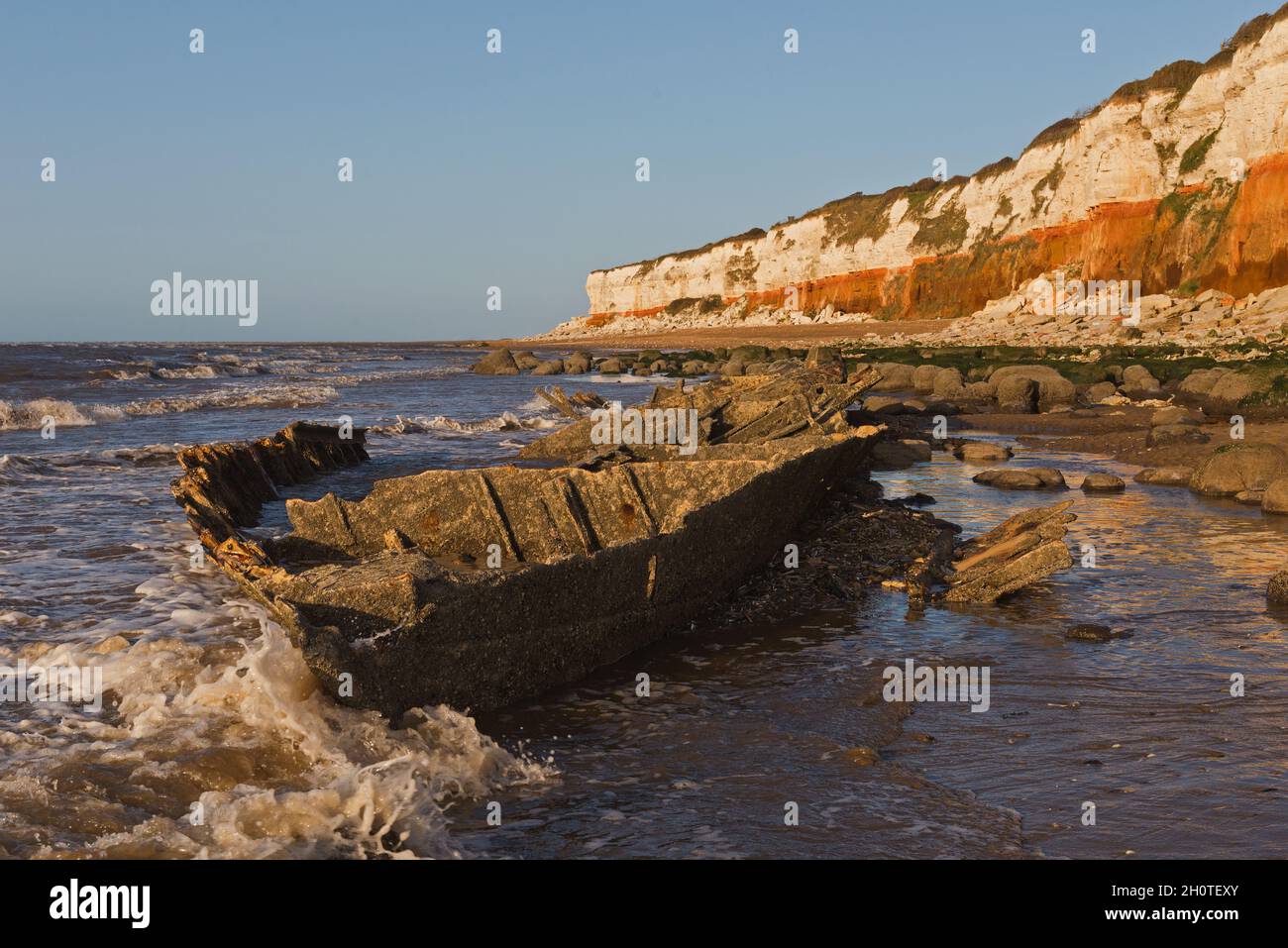 Les vestiges de l'épave du Sheraton sur la plage à North Beach, Hunstanton, Norfolk, Angleterre, Royaume-Uni,Également montrant les falaises à rayures roses et blanches Banque D'Images