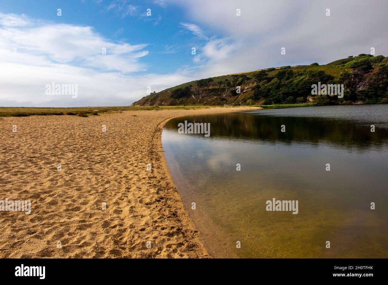 Vue d'été sur la Loe, le plus grand lac naturel de la propriété Penrose près de Helston, en Cornouailles, en Angleterre, au Royaume-Uni Banque D'Images