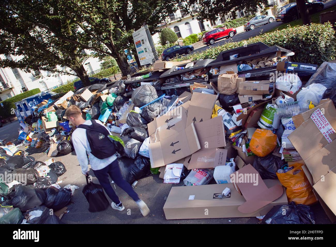 Angleterre, East Sussex, Brighton, bacs débordant sur Montpelier Crescent pendant la grève des collecteurs de déchets. Banque D'Images