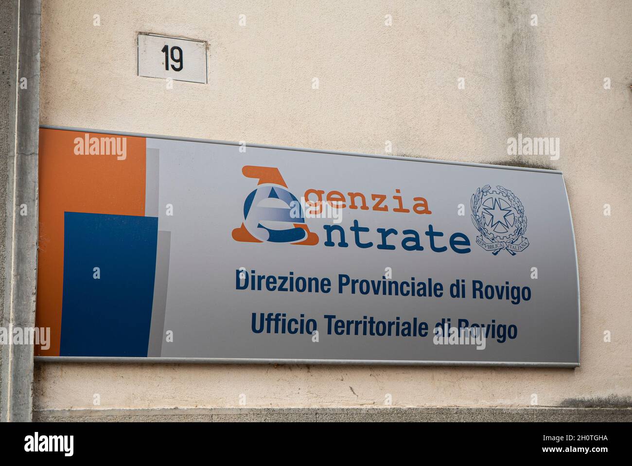 ROVIGO, ITALIE 14 OCTOBRE 2021: Agence delle entrate signe, Agence fiscale en Italie signe en anglais Banque D'Images