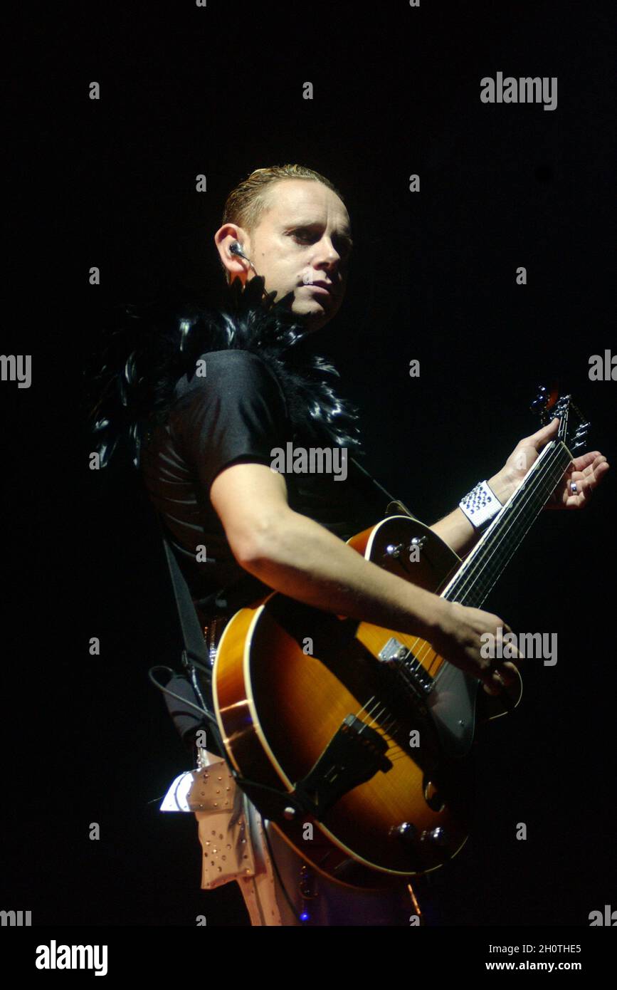 Milano Italie 2009-10-24 : concert en direct du MODE DEPECHE au Forum Assago, Tour 2001 de l'exciteur, le guitariste Martin Gore pendant la représentation Banque D'Images