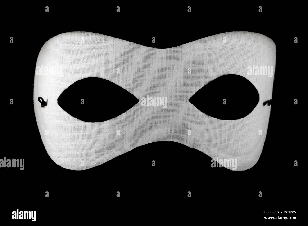 Masque Domino blanc isolé de l'arrière-plan noir Banque D'Images