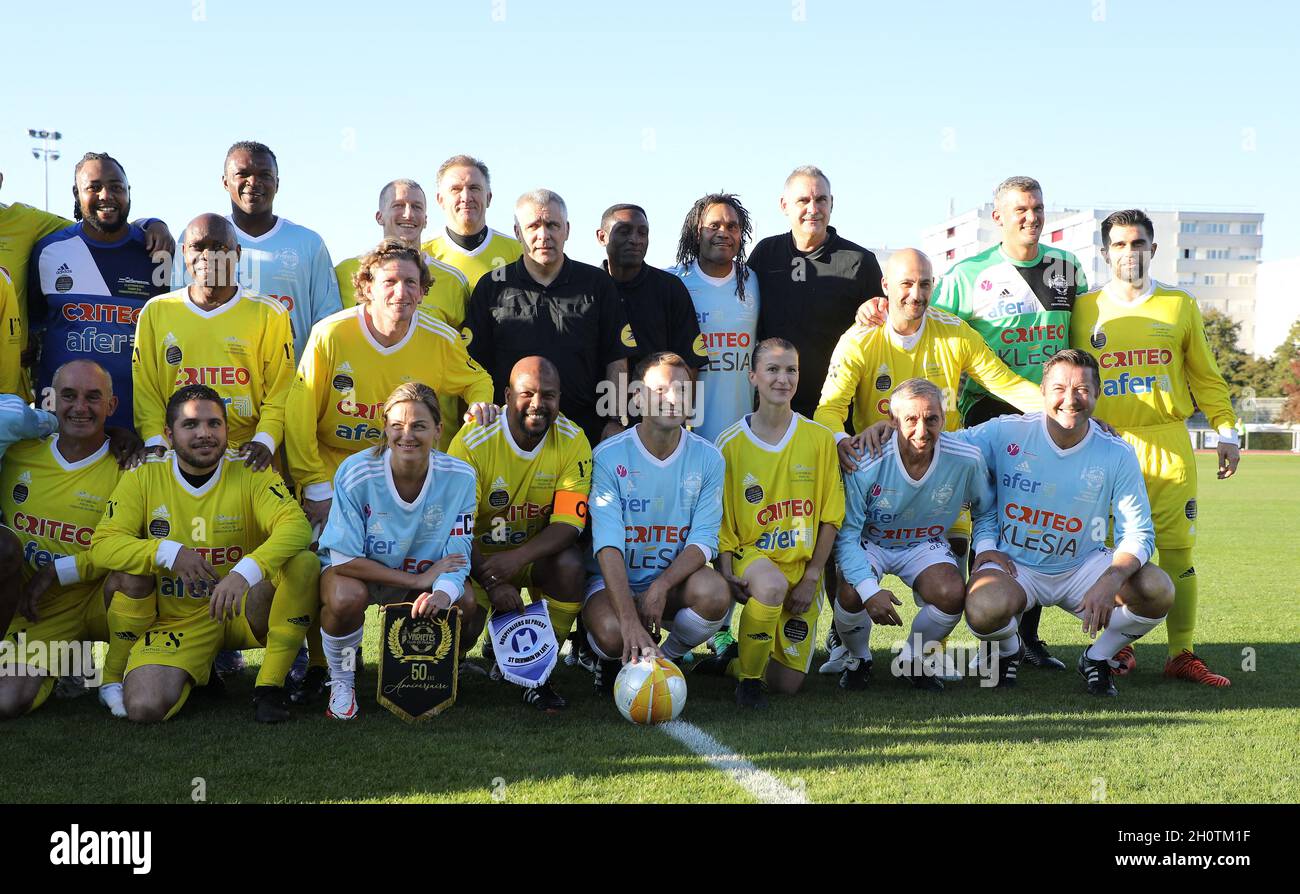 Le Président de la République Emmanuel Macron, Marcel Desailly, Christian Karembeu, Nicolas Douchez, Laure Boulleau,Alain Giresse et Karl Olive, maire de Poissy avant le match de football de charité, au profit de la Fondation hôpitaux de Paris, dans le cadre de l'opération "pièces jaunes", présidée par la première Dame,S'opposer au Club des variétés de France à une sélection de soignants du centre hospitalier intercommunal de Poissy Saint-Germain-en-Laye, au Léo- stade Lagrange à Poissy, Yvelines, France, le 14 octobre 2021.Le président français Emmanuel Macron W Banque D'Images