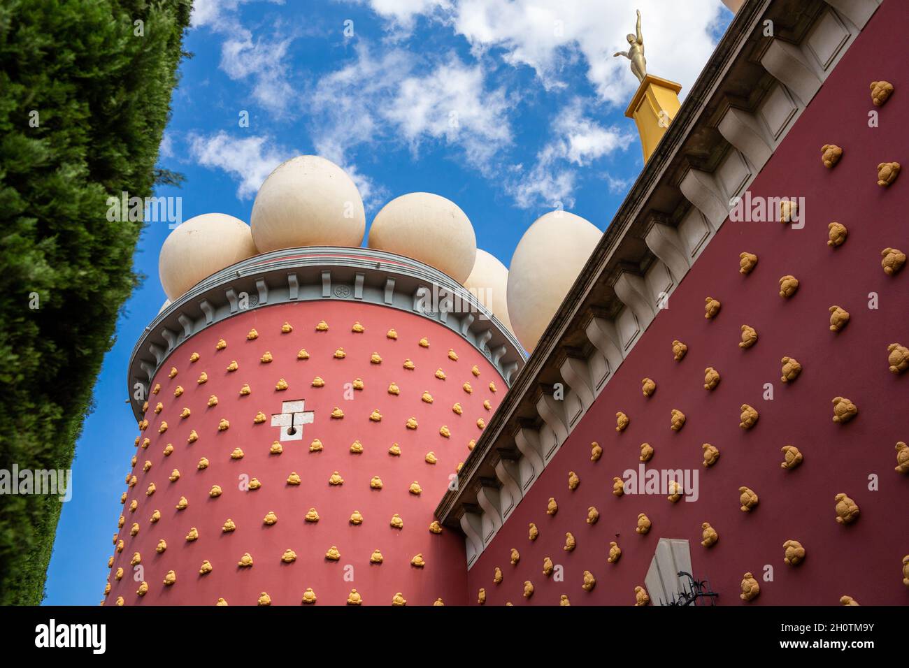 Figueras, Gerona, Espagne - 18 septembre 2021 : détail de la façade extérieure du théâtre-musée Dali.Musée entièrement dédié à Salvador Dalí.Les énormes œufs Banque D'Images