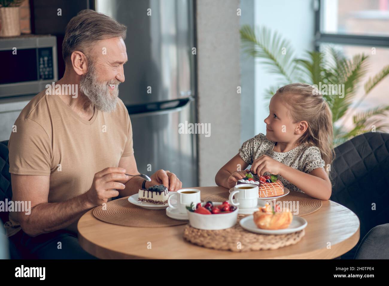 Papa et sa fille prenant le petit déjeuner ensemble à la maison Banque D'Images