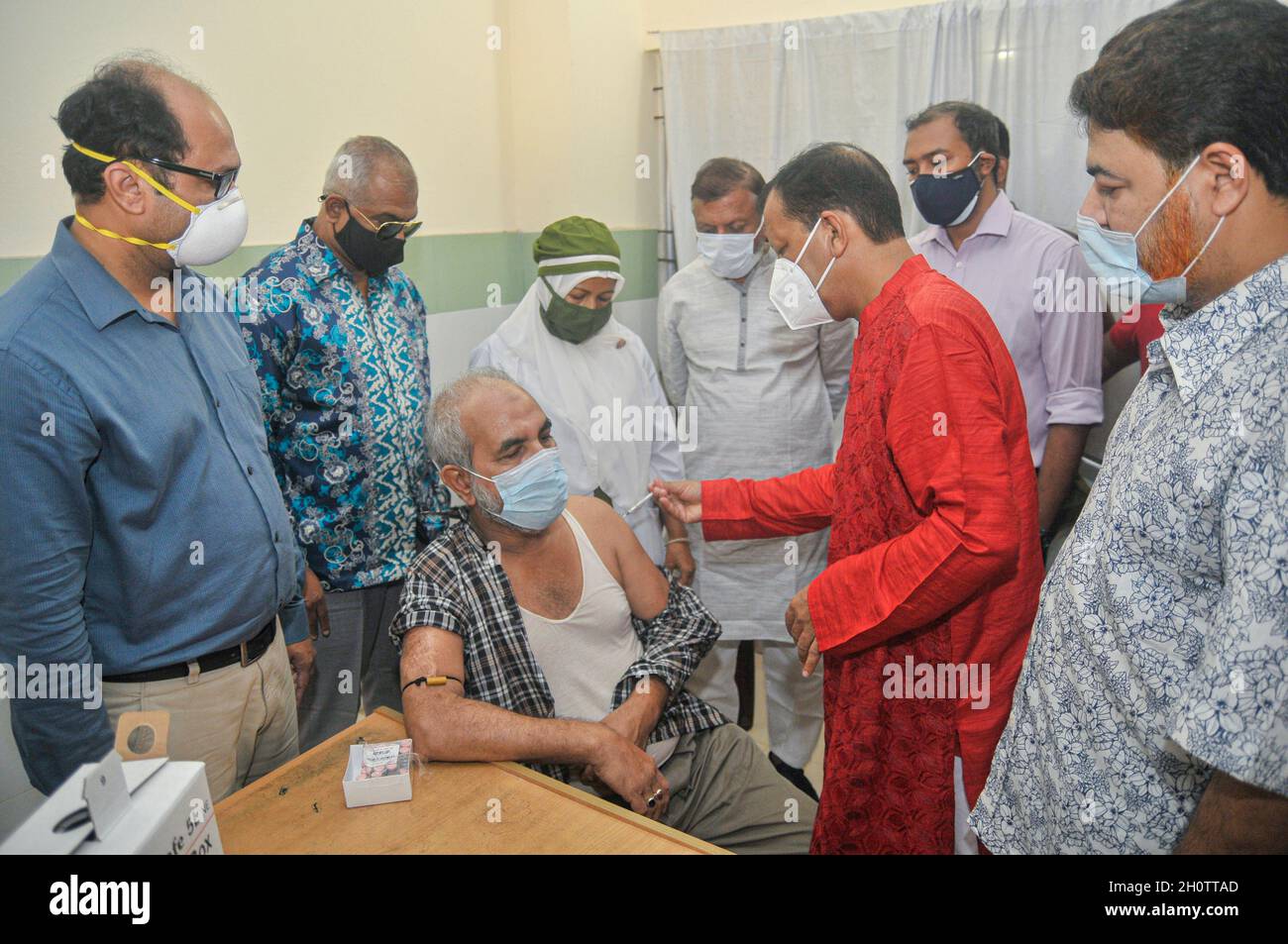 Sylhet, Bangladesh.14 octobre 2021.Sylhet Directeur de la Santé divisionnaire Dr HIMANSHU LAL ROY tenant les flacons du vaccin Pfizer-BioNTech Covid-19 au M A G Osmani Medical College & Hospital vaccine Center.Crédit : CIC de la majorité mondiale/Alamy Live News Banque D'Images