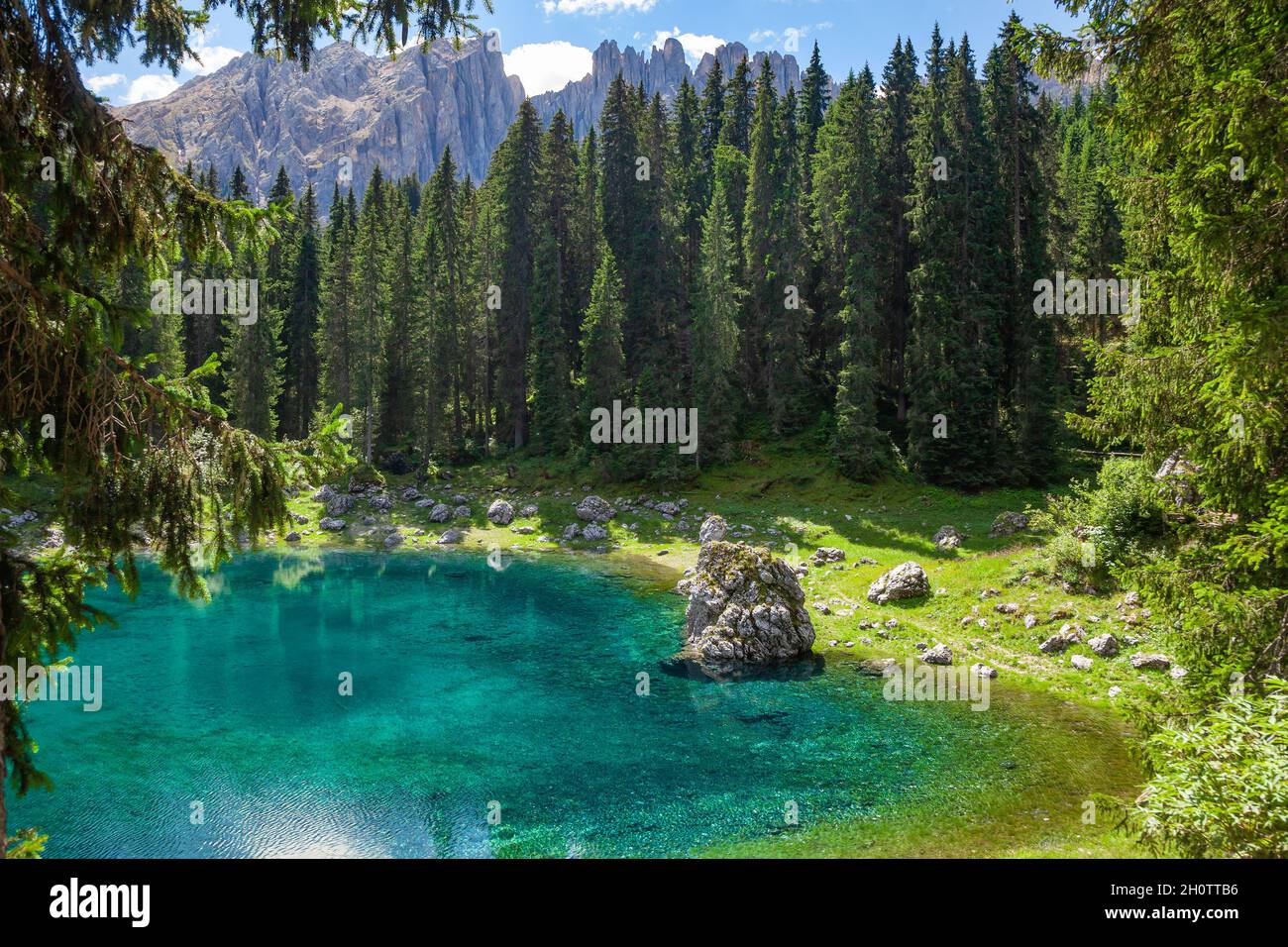 Lac alpin turquoise Carezza (Karersee), une destination touristique célèbre dans la province de Bolzano, Tyrol du Sud, Italie Banque D'Images