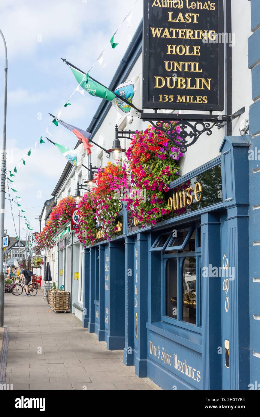 Aunty Lena's Bar, main Street, Adare (Ath Dara), Comté de Limerick, République d'Irlande Banque D'Images