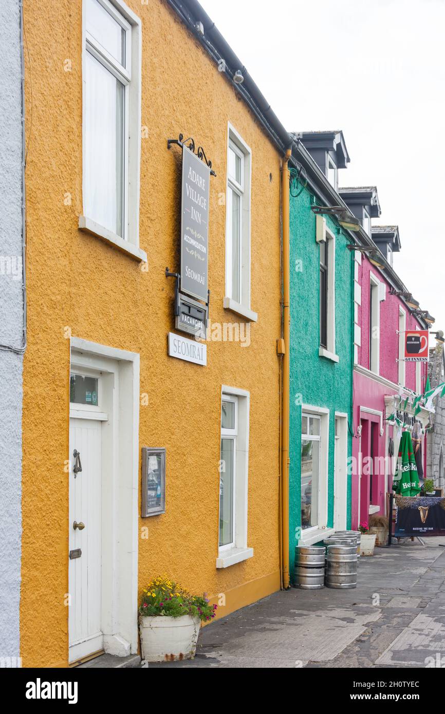 Maisons mitoyennes colorées, rue principale, Adare (Ath Dara), Comté de Limerick, République d'Irlande Banque D'Images