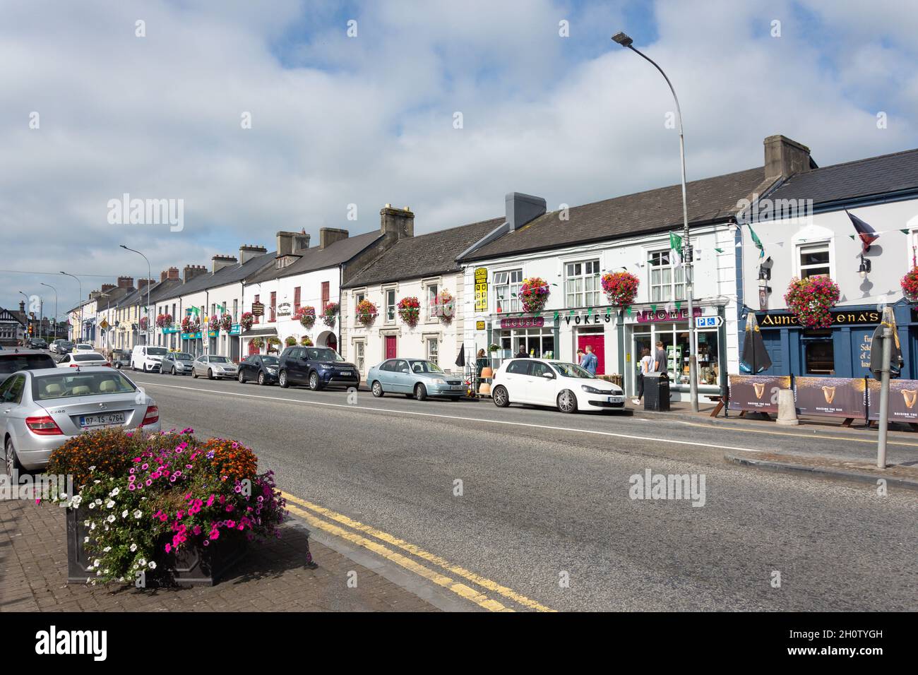 Scène de rue, rue principale, Adare (Ath Dara), Comté de Limerick, République d'Irlande Banque D'Images
