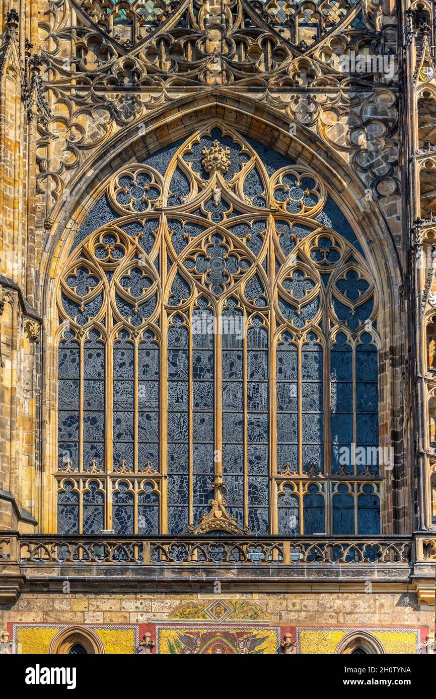 Fenêtre gothique ornée, détail de l'architecture gothique de la cathédrale Saint-Vitus, Prague, République tchèque Banque D'Images