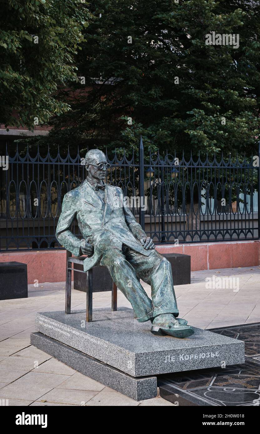 Monument à l'architecte, artiste et designer français le Corbusier à Moscou, rue Myasnitskaya, monument : Moscou, Russie - 23 août 2021 Banque D'Images