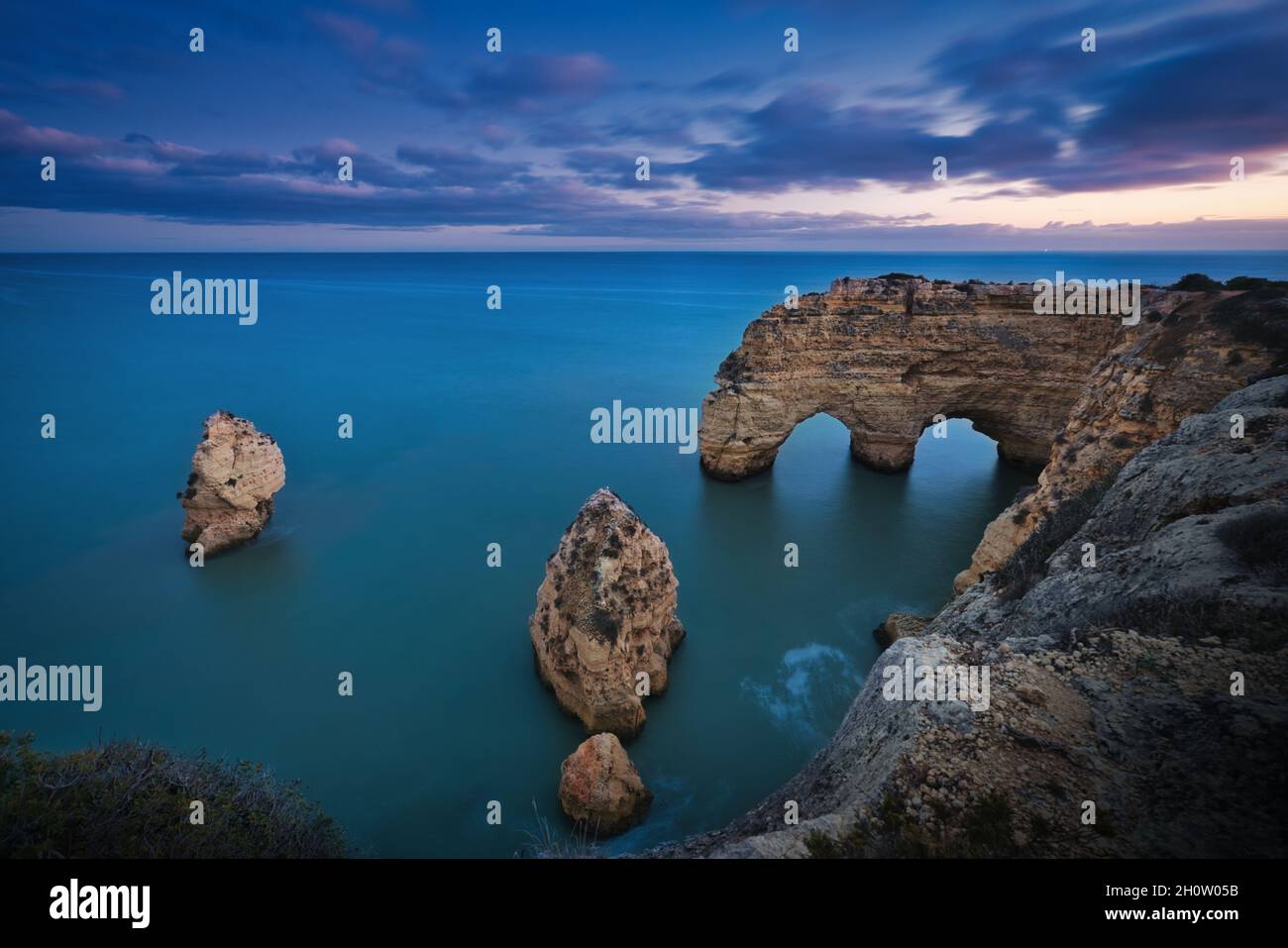 Photo des rochers et des arches naturelles d'Algrave Portugal Banque D'Images
