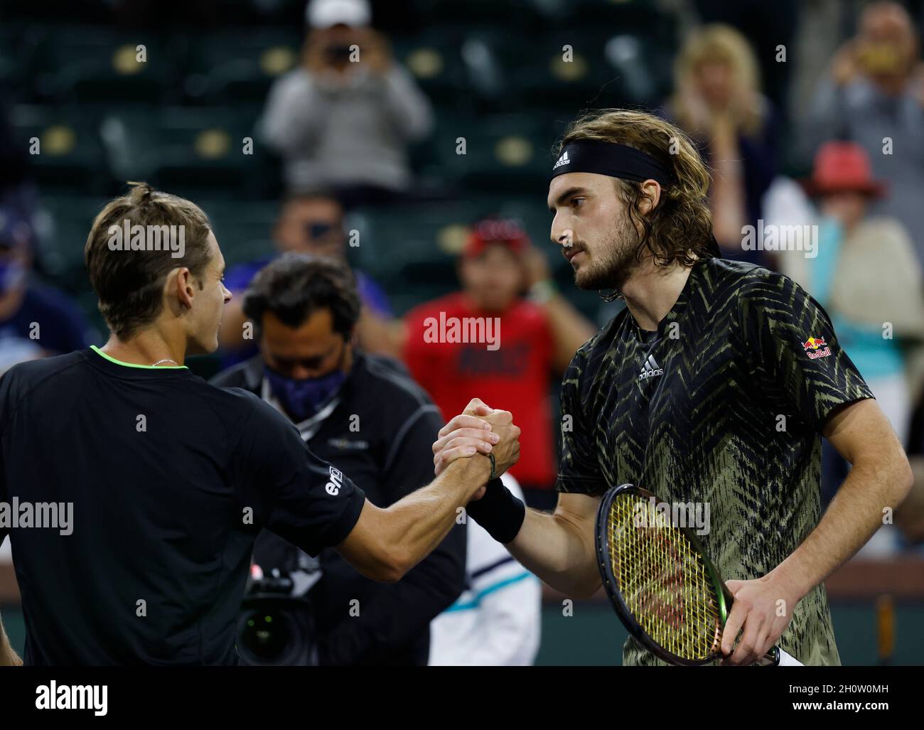 13 octobre 2021 Alex de Minaur d'Australie congrate Stefanos Tsitsipas de Grèce lors de l'ouverture 2021 de BNP Paribas à Indian Wells tennis Garden à Indian Wells, Californie.Crédit photo obligatoire : Charles Baus/CSM Banque D'Images