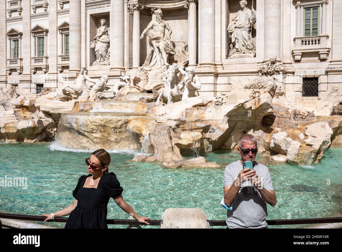 Touristes prenant des selfies et posant pour des images de voyage par Fontana Trevi à Rome, Italie Banque D'Images