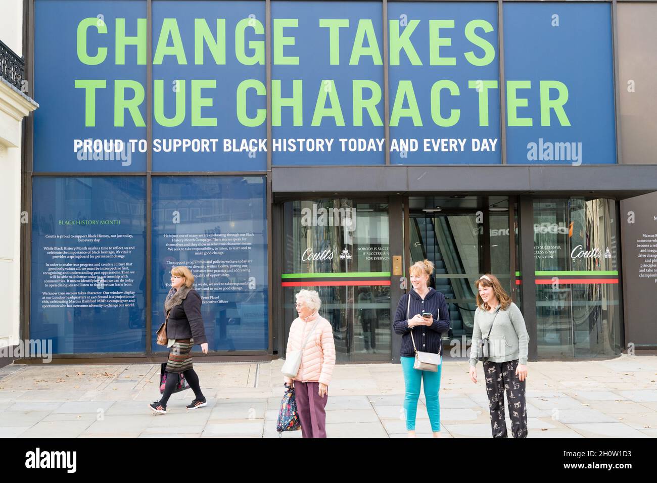 Change prend de vrais personnages affichés sur le mur avant de la banque privée de Coutts au Strand , groupe de femmes discutant devant l'entrée, Londres Engla Banque D'Images