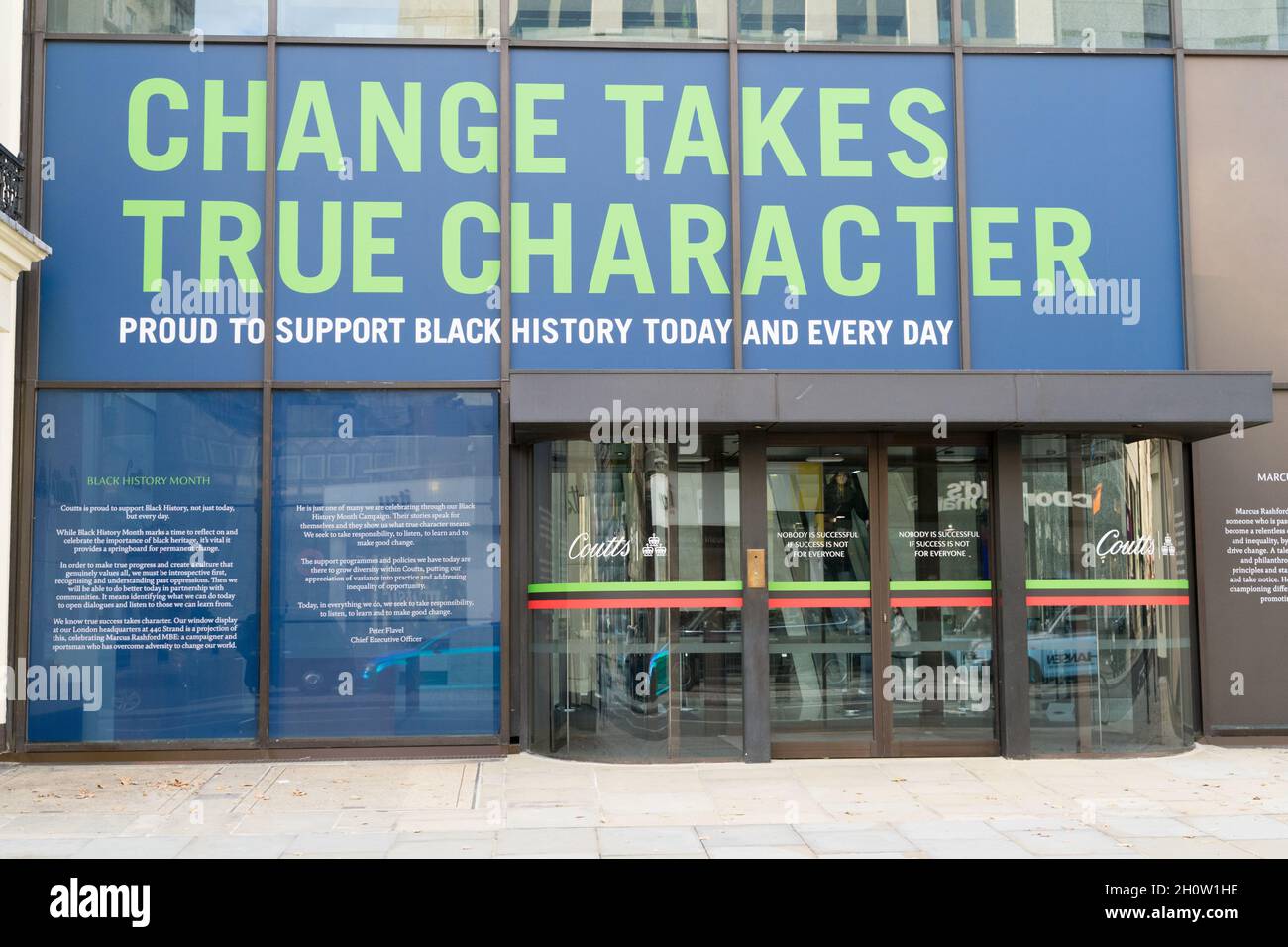 Change prend de vrais personnages affichés sur le mur avant de la banque privée de Coutts au Strand , groupe de femmes discutant devant l'entrée, Londres Engla Banque D'Images