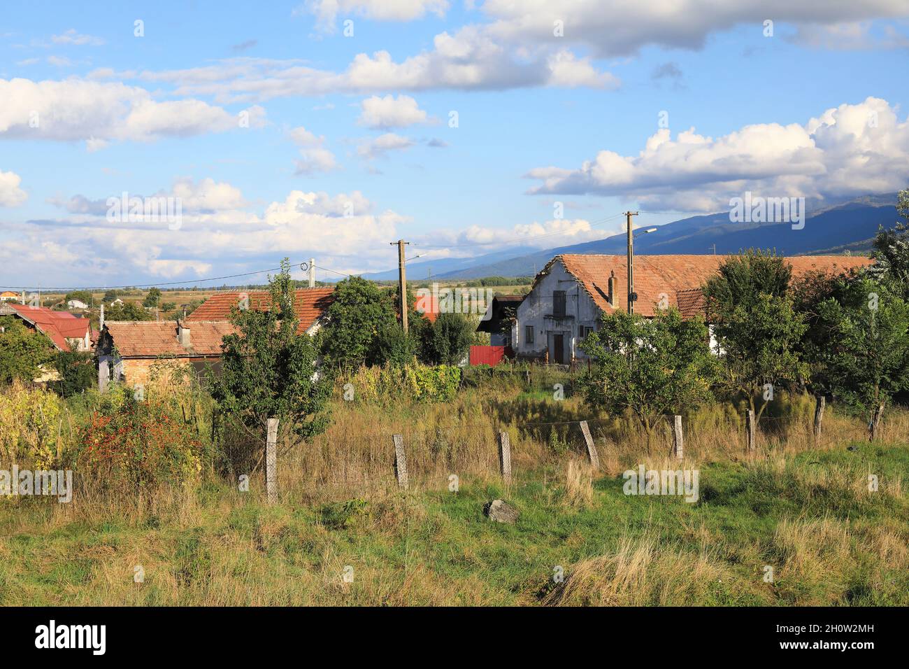 Vue vers les Carpates depuis le village de Cartisoara, sur Transfagarasan, en Transylvanie, Roumanie Banque D'Images