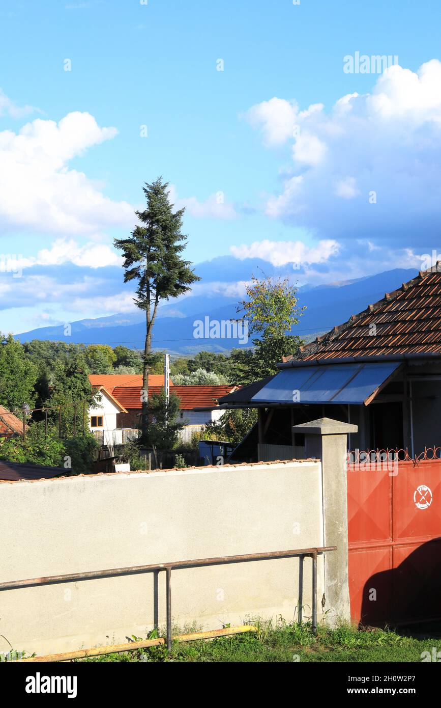 Le village rural de Cartisoara, sur Transfagarasan en Transylvanie, avec les montagnes Carpates au-delà, Roumanie Banque D'Images