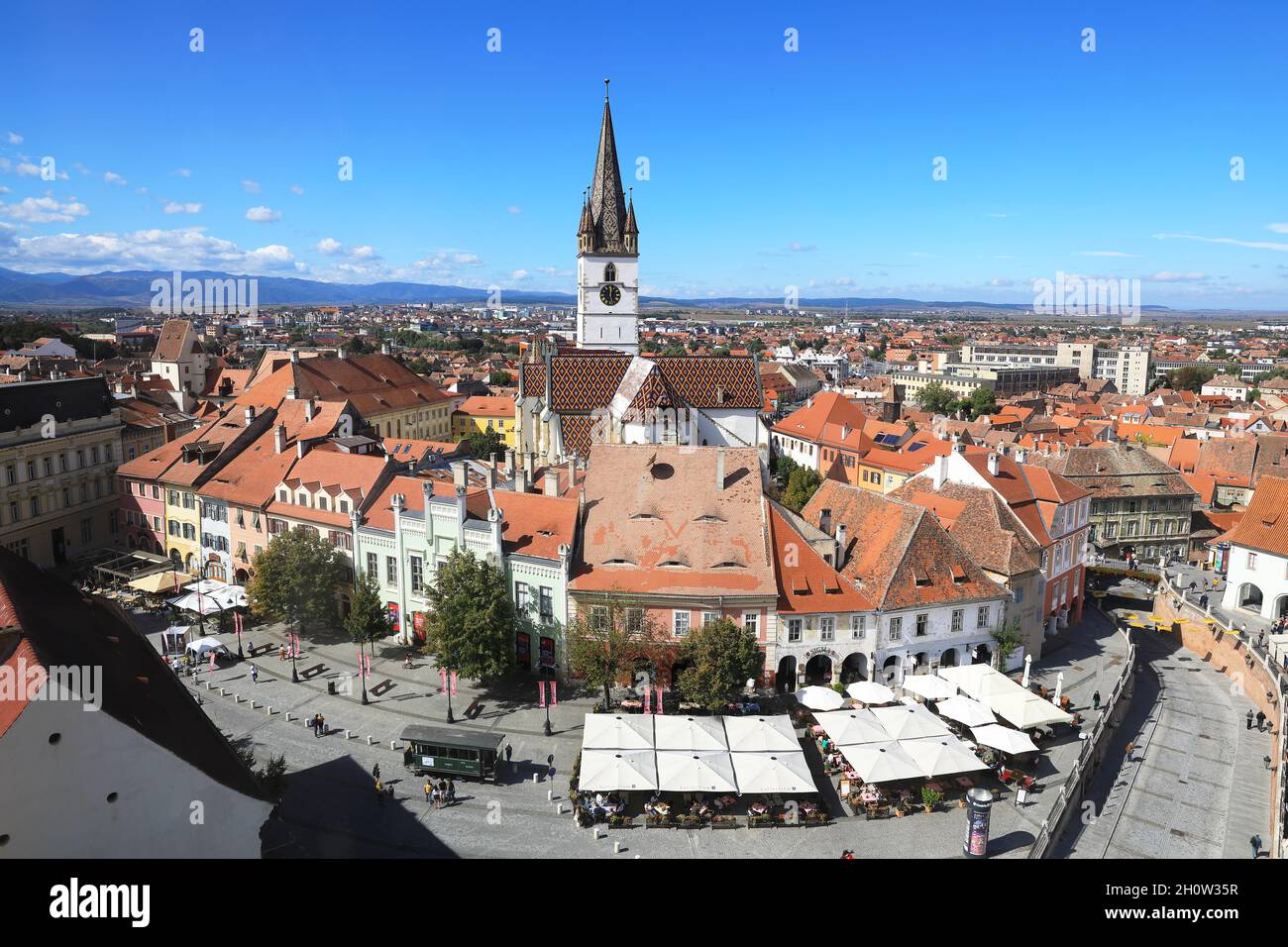 Vue de la Tour du Conseil sur Piata Mica et vers la Cathédrale luthérienne, à Sibiu, Transylvanie, Roumanie Banque D'Images