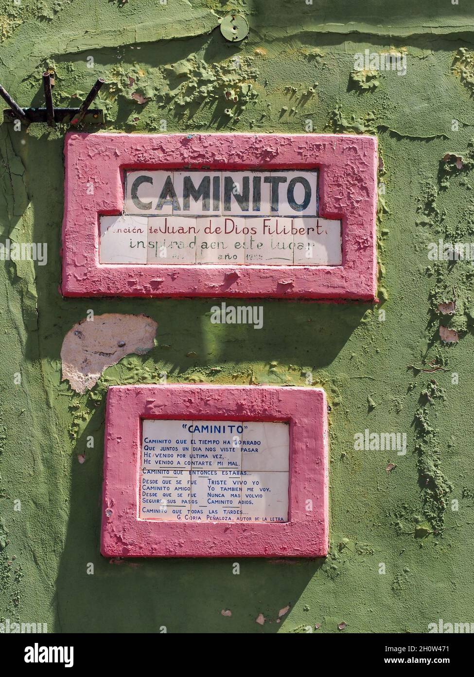 BUENOS AIRES, ARGENTINE - 07 septembre 2020: Un signe de 'Caminito' avec un poème correspondant sur un mur vert Banque D'Images