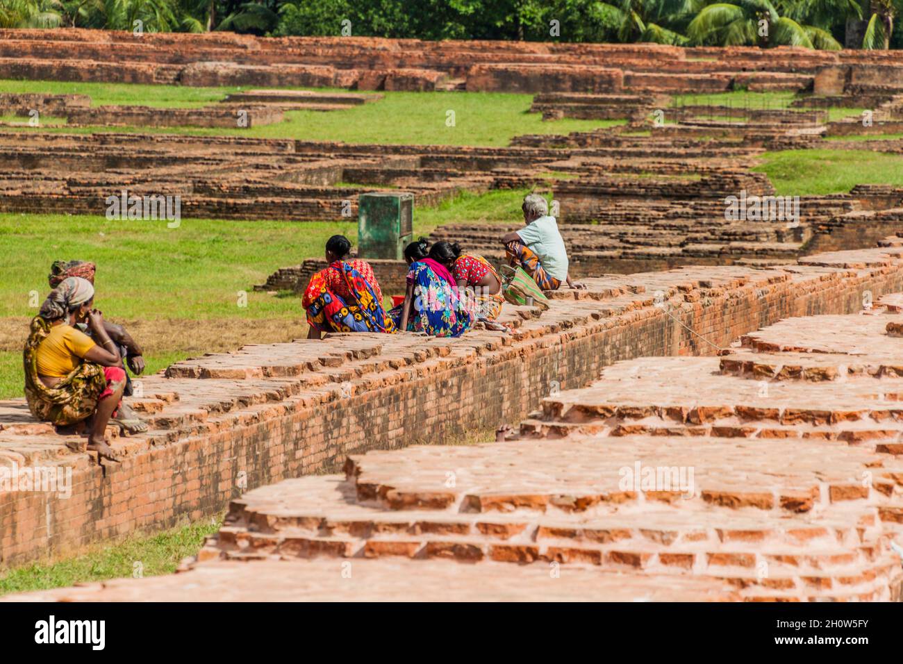 PAHARPUR, BANGLADESH - 6 NOVEMBRE 2016 : les habitants de Somapuri Vihara Somapura Mahavihara , ruines du complexe monastique bouddhiste dans le village de Paharpur, Banque D'Images