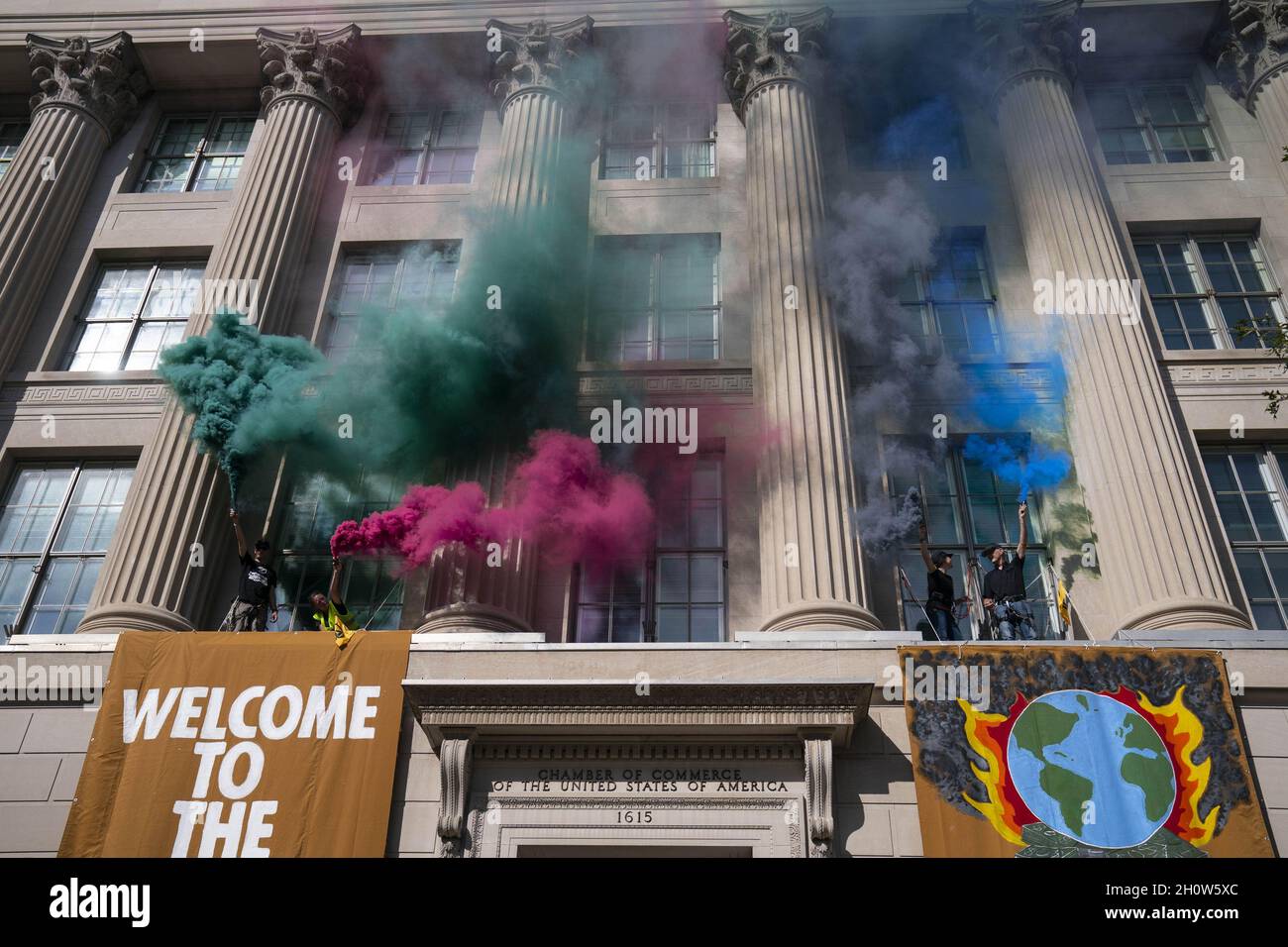 Washington, États-Unis.14 octobre 2021.Des manifestants avec un groupe d'activistes pour le changement climatique extinction rébellion à l'échelle de l'extérieur du bâtiment de la Chambre de commerce et relâcher de la fumée colorée lors d'une manifestation à Washington, DC le jeudi 14 octobre 2021.Photo de Sarah Silbiger/UPI crédit: UPI/Alay Live News Banque D'Images