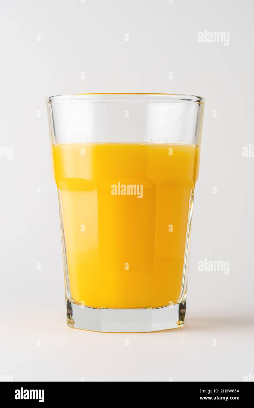 Verre de jus d'orange sur fond blanc.Concept fruit. Banque D'Images