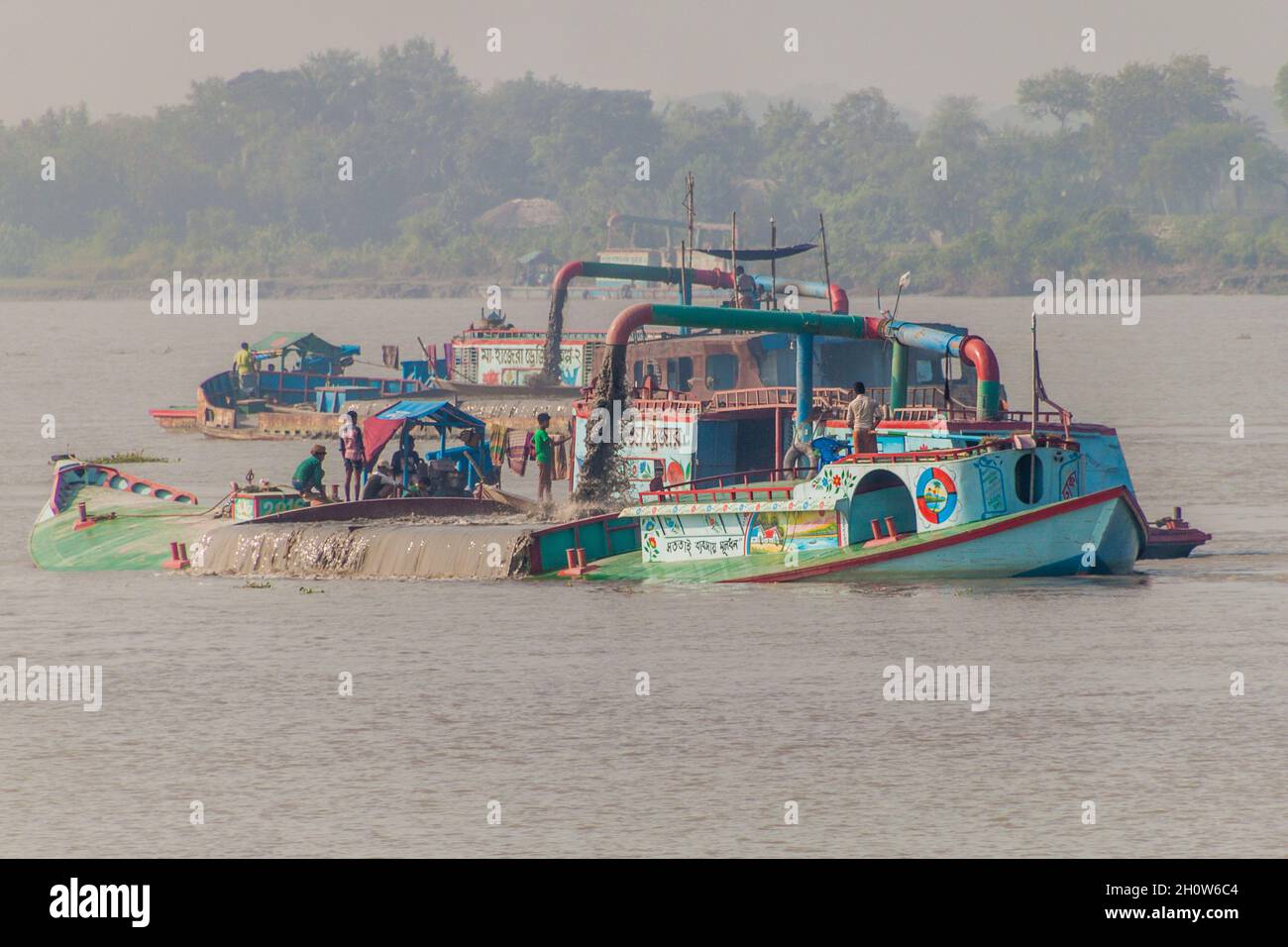 RUPSA, BANGLADESH - le 13 NOVEMBRE 2016 : dragues d'extraction de sable sur la rivière Rupsa, Bangladesh Banque D'Images