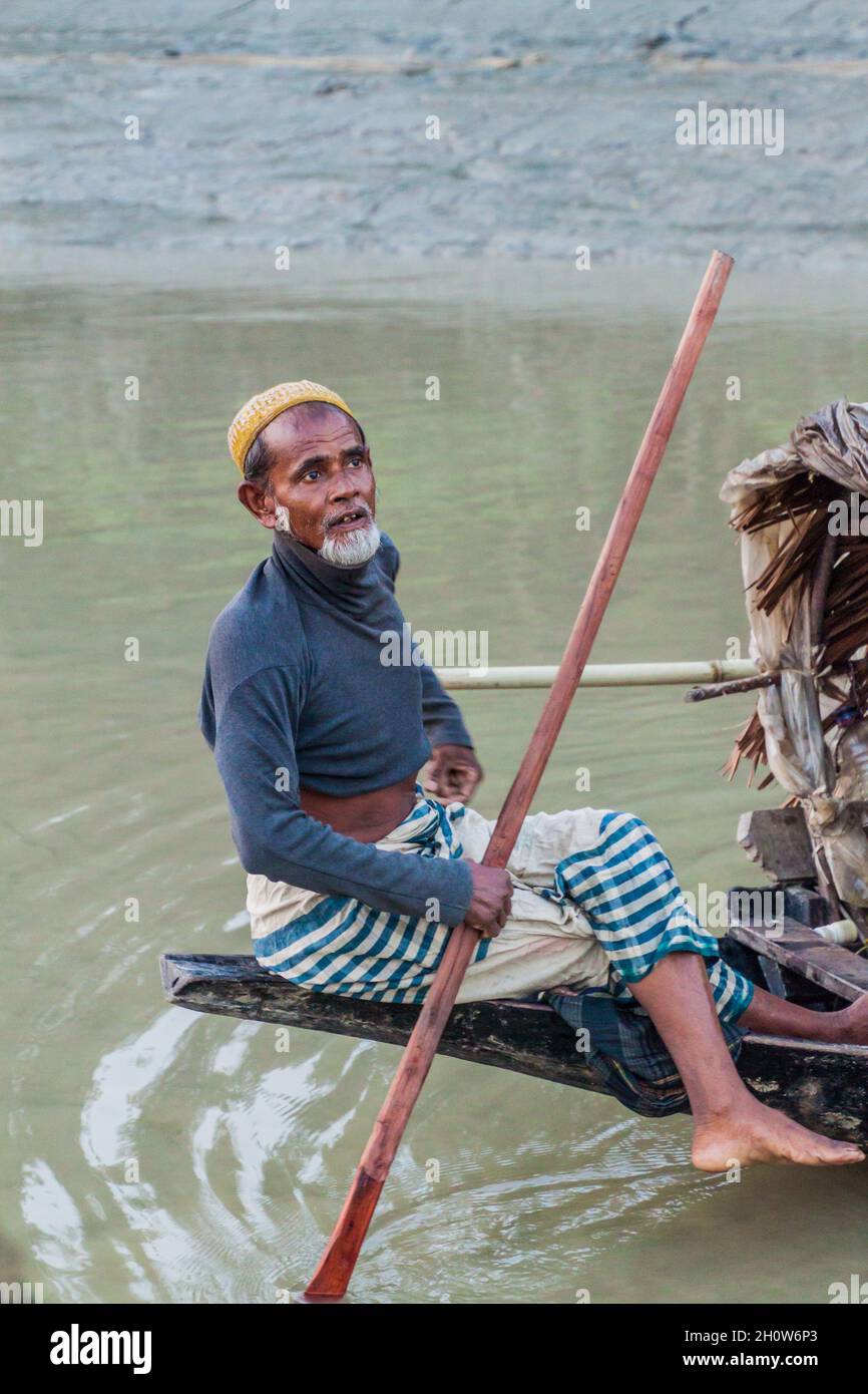 SUNDARBANS, BANGLADESH - 14 NOVEMBRE 2016 : pêcheur local dans son bateau à Sundarbans, Bangladesh Banque D'Images